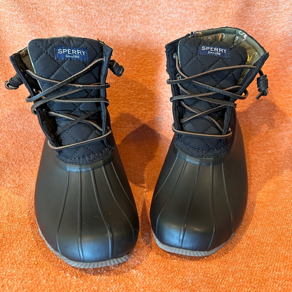 Sperry Saltwater Quilted Nylon winter snow rain boots Size 9 Like New Condition